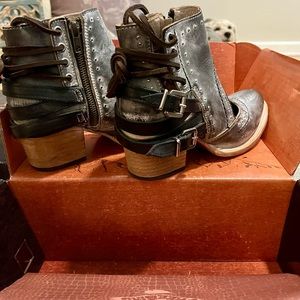 Freebird Desert in size 8. Like new* with box and dust covers.